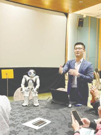 Dr Tan providing insights to school teachers on how to use AI and machine learning to enhance their STEM teaching strategies during a symposium in 2024.
