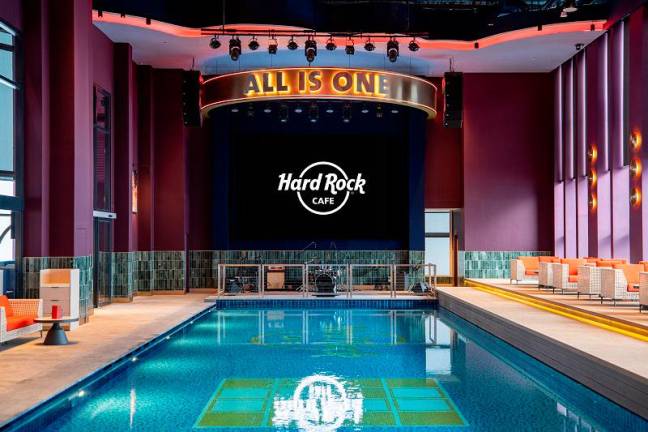 Hard Rock Cafe Genting Highlands offers exclusive poolside packages, allowing visitors to unwind at Southeast Asia’s highest heated pool while enjoying handcrafted cocktails and panoramic views of Genting Highlands.