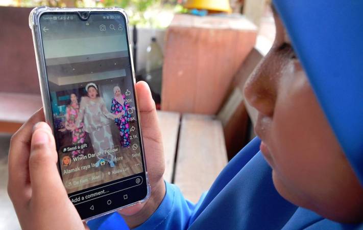 PROTECT PRETEENS FROM ONLINE