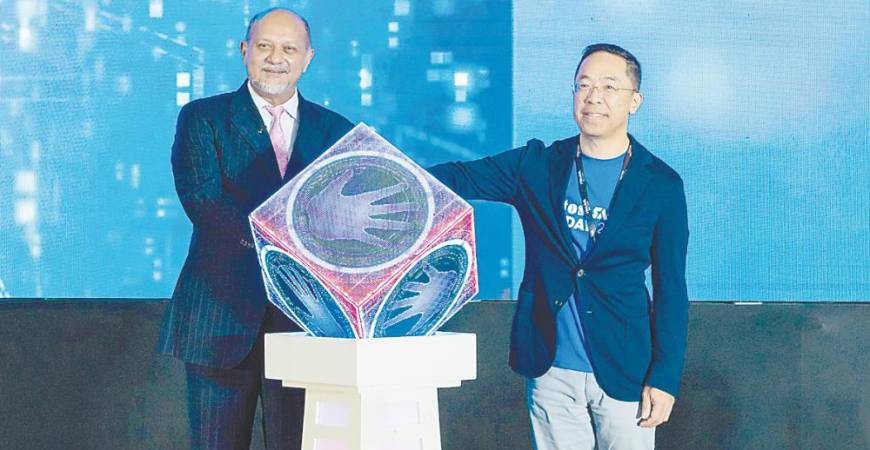 Gobind (left) and CTOS Digital Bhd Group interim CEO Kevin Loh at the launch of CTOS SME Biz Day 2025.