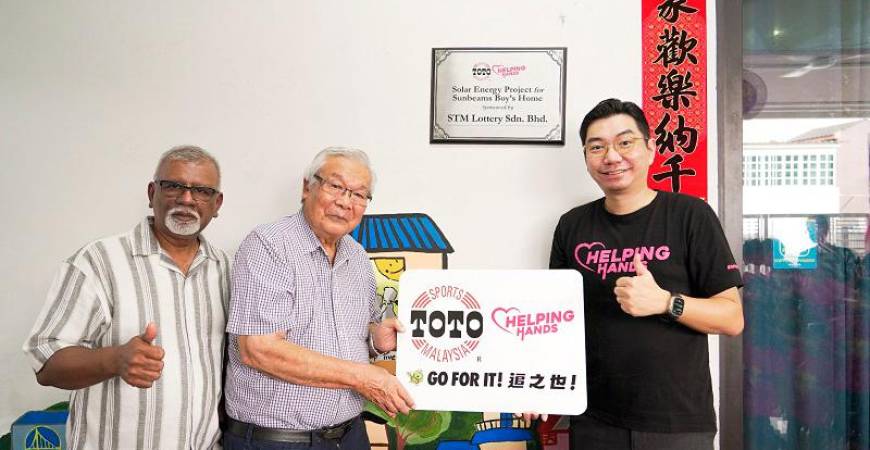 STM Lottery Sdn. Bhd.’s General Manager (Communications &amp; Sustainability) Mr. Giam Say Khoon (from right) officiated the solar project, in the presence of Yayasan Sunbeams Home’s founder Pastor Alvin Tan Ooi Seng and its General Manager Pastor Victor Maniam.
